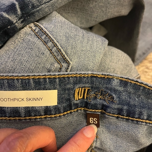 Women’s jeans Cut from the Kloth size 6 short. Grab for back 2 school! - Picture 6 of 7